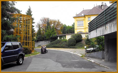 Béla király úti eladó öröklakás_parkoló a zárt kerten belül.