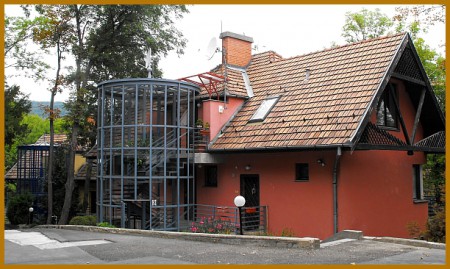 Béla király úti eladó öröklakás_a ház a kertből nézve.